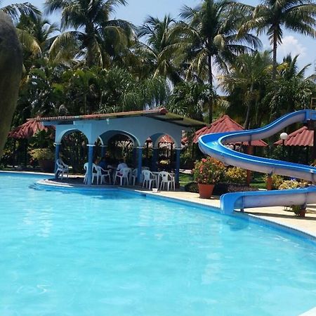 Hotel Santa Cruz Zapaca エクステリア 写真